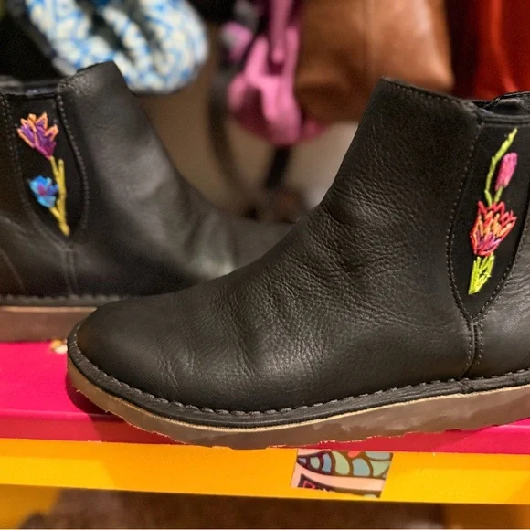 L.L. Bean Black Stonington Leather Boots with Pink and Green Embroidery - Picture 9 of 10